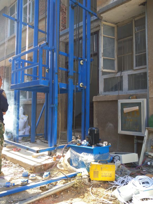 云南省疾控倉庫運送疫苗液壓貨梯案例